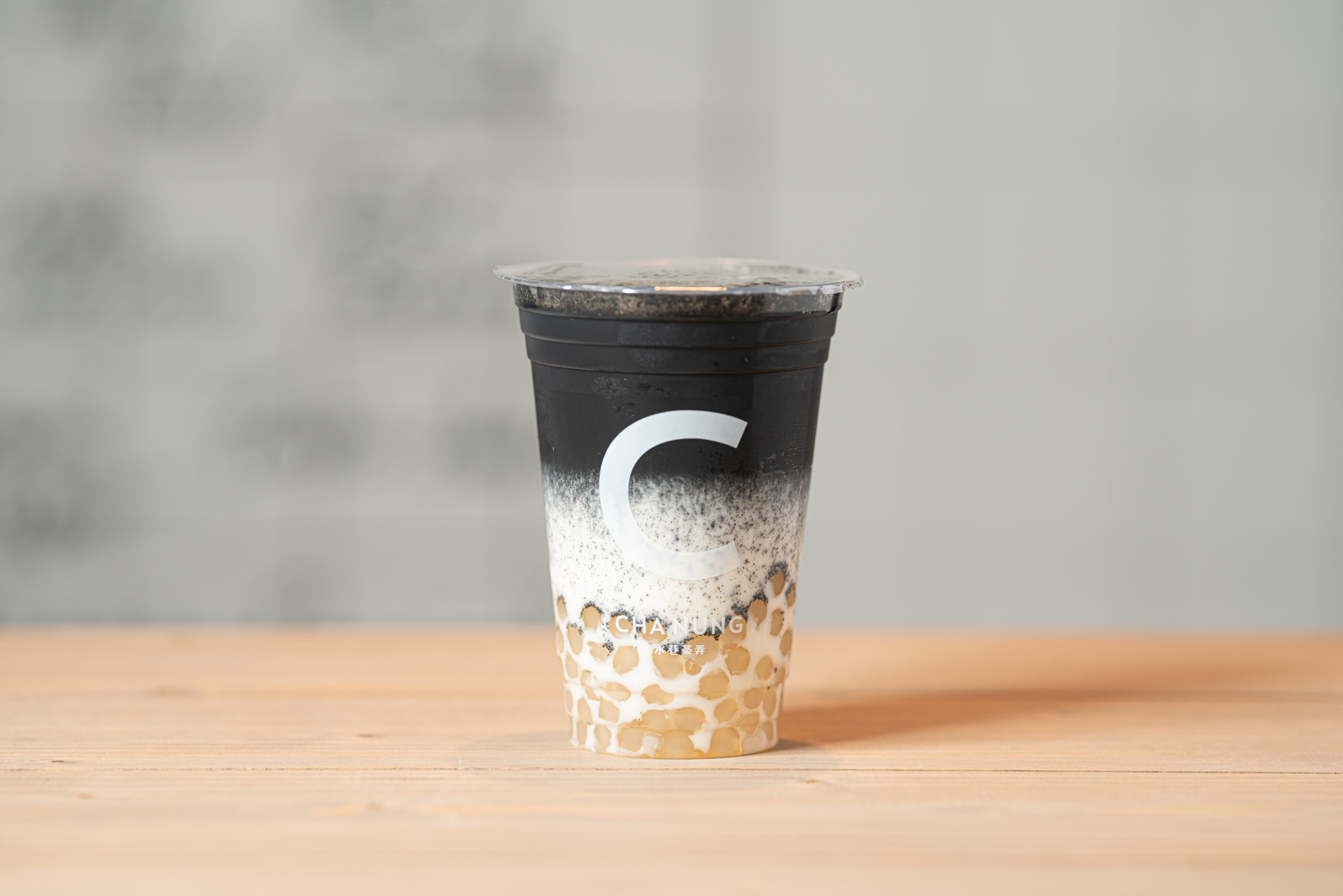 来年は白タピがブームの予感?! 【CHA NUNG】の「黒ゴマチャコールラテ