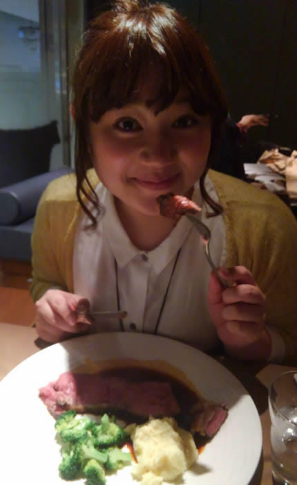 おさむ「ローストビーフってパサパサしてるイメージだったけど、このお肉はすっごく柔らかくて美味しい!」
